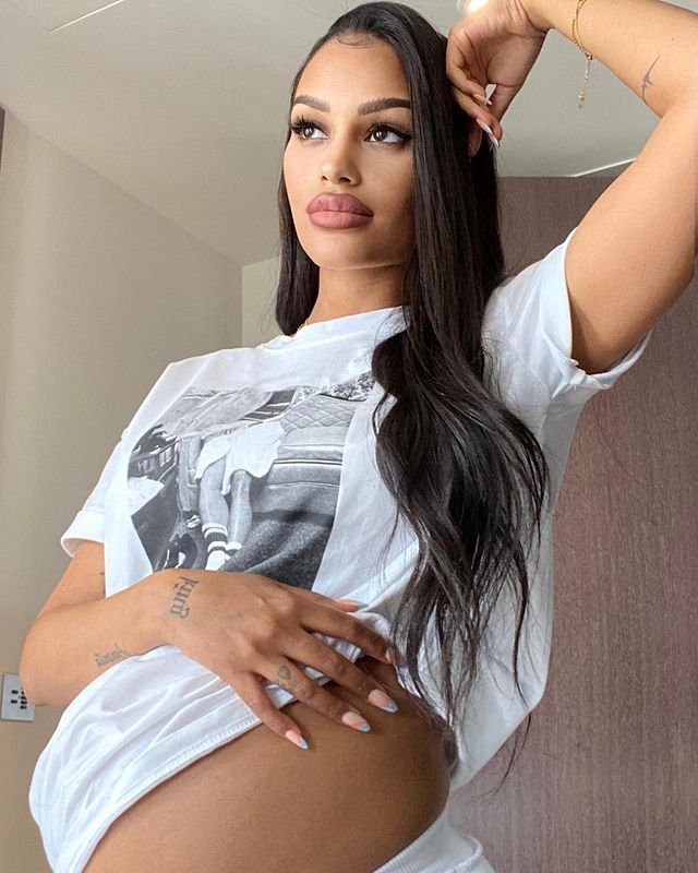 Fanny neguesha showing off belly