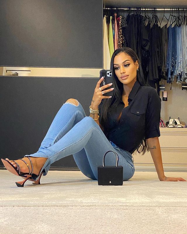 Fanny neguesha with her iphone