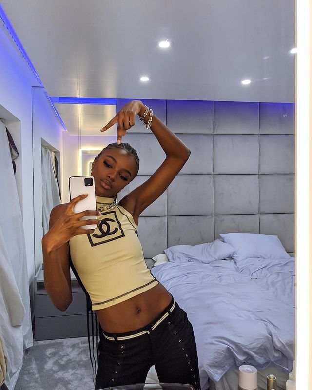 Leomie anderson with peace sign